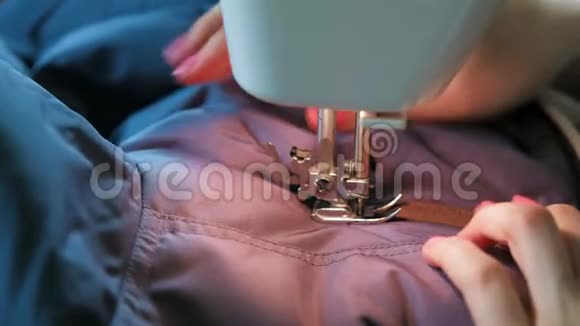 缝纫的手缝到蓝色夹克皮革插入缝马什视频的预览图