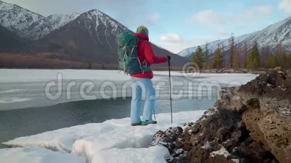 冬天游客站在莫奈湖附近视频的预览图