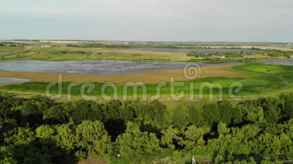 俄罗斯从高处到池塘的景色视频的预览图