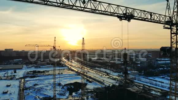 日落背景下高吊车施工现场的景观视频的预览图