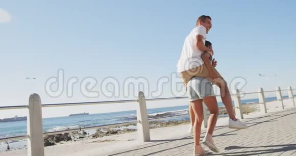 年轻的成年夫妇在海边玩视频的预览图