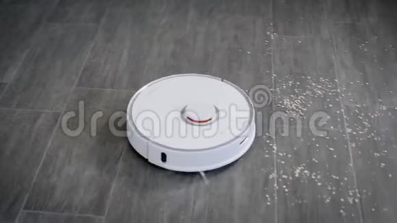 自主机器人吸尘器在家中的地板和清洁表面移动在没有人控制的情况下转动视频的预览图