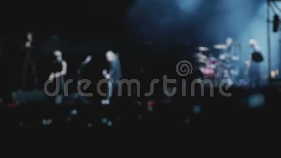 歌手和吉他手在摇滚音乐会的舞台上表演模糊视频的预览图