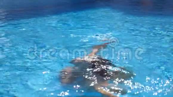 美丽的女孩在游泳池的水下突然出现在旅馆的水池里年轻的女人从水底冒了出来Brunette视频的预览图