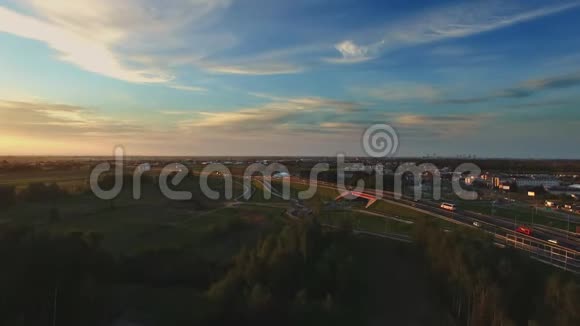 复杂的道路交叉口晴天日落现代欧洲高空无人机飞行视频的预览图