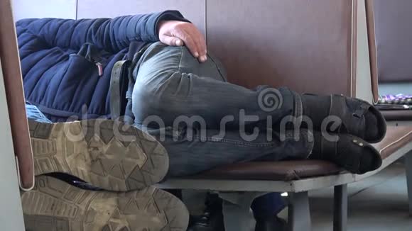 两个衣衫褴褛的男人睡在旅客列车的座位上视频的预览图