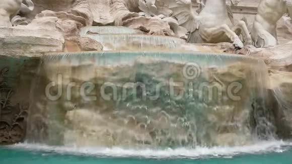 意大利罗马的迪特雷维喷泉关闭静止射击慢动作视频的预览图