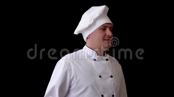 成年白人男性穿着黑色背景的厨师服双手签名视频的预览图