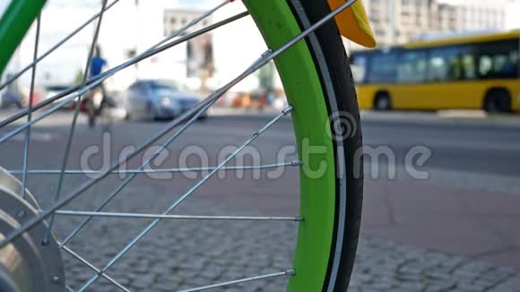 以交通为背景的自行车的绿色轮辐选定焦点视频的预览图