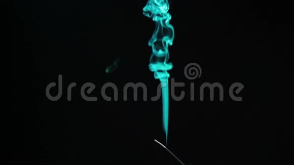 绿色的烟雾在黑暗中视频的预览图