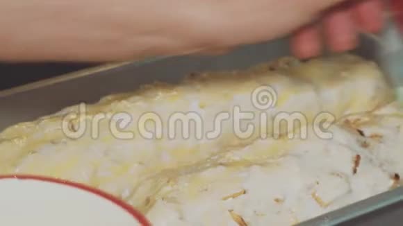 女厨师烤苹果馅饼女性用涮蛋器在面团上涂抹鸡蛋视频的预览图