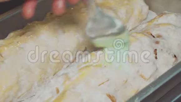 女厨师烤苹果馅饼女性用涮蛋器在面团上涂抹鸡蛋视频的预览图