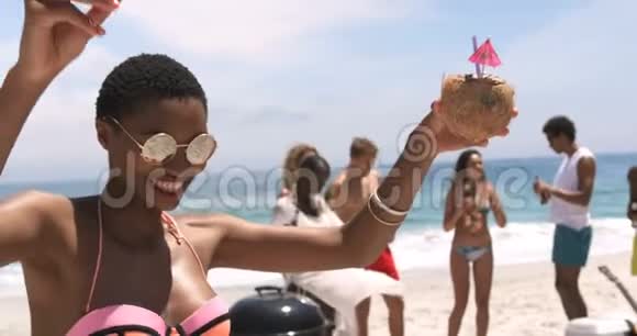 非洲裔美国妇女在海滩上跳舞的正面景色视频的预览图
