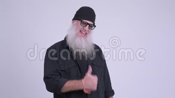 快乐的成熟的长着胡须的时髦男人微笑着竖起大拇指视频的预览图