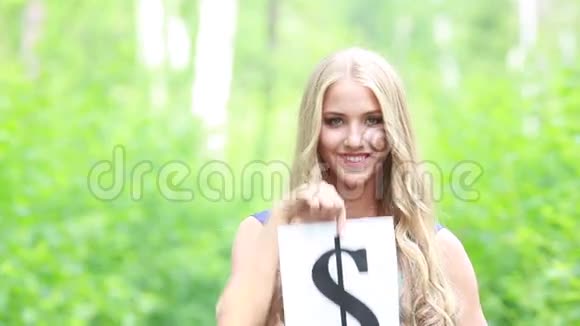 一个年轻漂亮女孩手中的美元牌视频的预览图