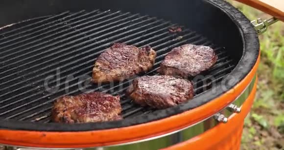 在烤架上的户外烤肉店提供美味可口的肉排视频的预览图