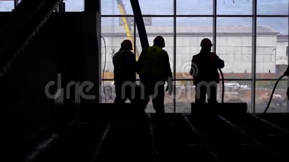 大型建筑工地一组工人从事向混凝土板浇铁视频的预览图