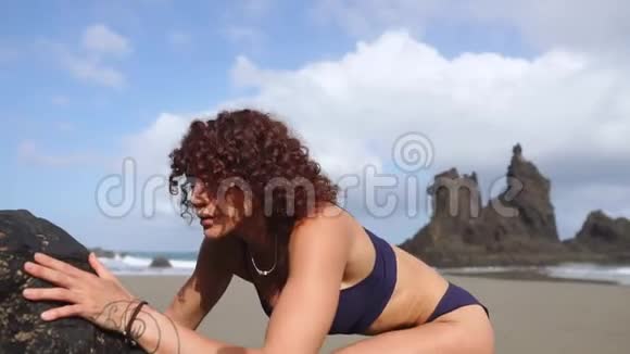 在海滩上运动的女孩在做午餐健康生活方式的概念视频的预览图