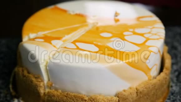 圆慕斯蛋糕和切块视频的预览图