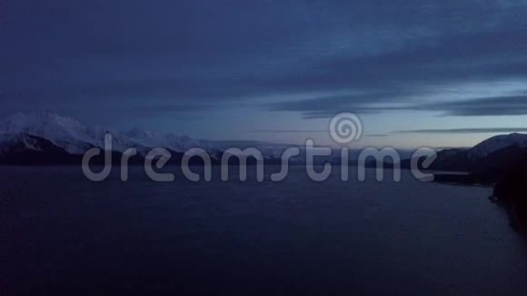 阿拉斯加复活湾晚上视频的预览图