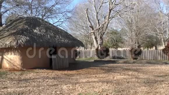 佐治亚州Etowah美洲土著国家公园一个横跨Etowah土著小屋复制品的平底锅视频的预览图