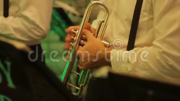 合手吹喇叭带着黄铜乐器视频的预览图