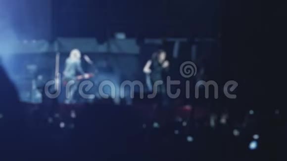 歌手和吉他手在摇滚音乐会的舞台上表演模糊视频的预览图