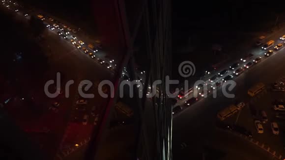 夜间城市交通反映办公室窗户视频的预览图