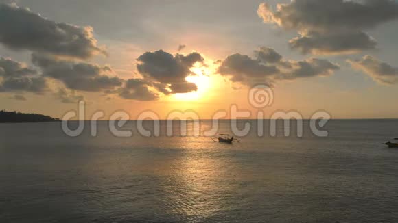 在日落时分三名渔夫船在海中的空中拍摄博士向前走视频的预览图