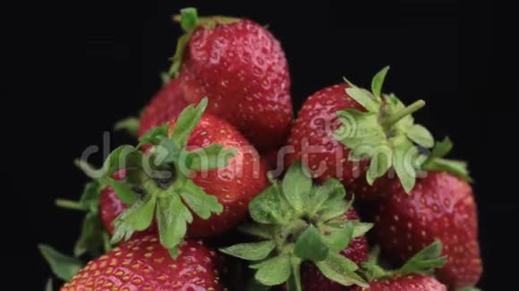 一堆成熟草莓的旋转特写视频的预览图