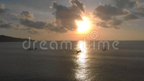 在日落时分三名渔民船在海上进行了空中拍摄医生慢慢向前视频的预览图