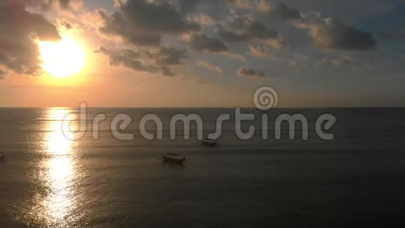 在日落时分三名渔民船在海上进行了空中拍摄医生向右移动视频的预览图
