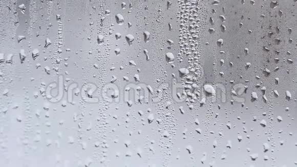 窗户上的雨滴和紧闭的薄纱视频的预览图