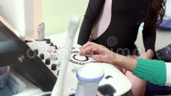 妇科医生操作超声波装置的手视频的预览图