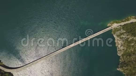 空中镜头一辆汽车在皮瓦湖的桥上行驶视频的预览图