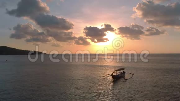在日落时分三名渔夫船在海中的空中拍摄医生向右移动视频的预览图