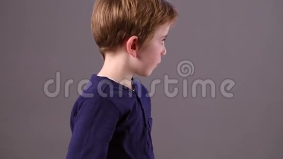 愤怒的孩子双臂交叉因沮丧而背露背视频的预览图