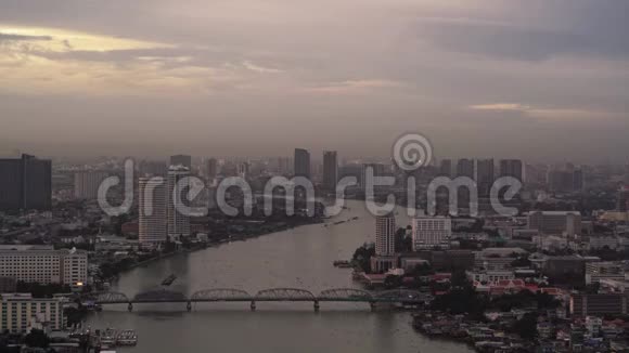 建筑物和潮法拉河日落在曼谷市泰国4城市景观VDOSk摩天大楼和Bangko的高层建筑视频的预览图