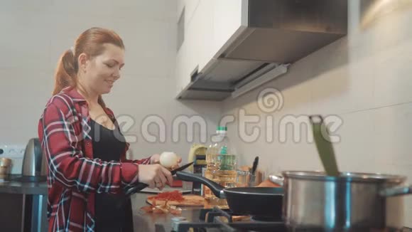 女人在厨房做饭的概念女孩把葵花籽油倒在格栅上女孩妈妈在厨房在室内准备视频的预览图