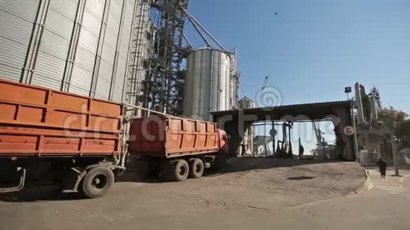 提升液压平台卸料机上粮仓卸粮车的全景图粮食作物转运视频的预览图