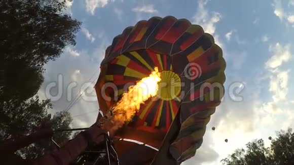 大气球充气器的燃气燃烧器用火吹充气视频的预览图