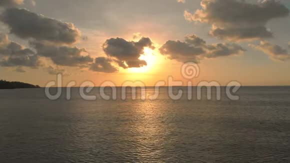 在日落时分三名渔夫船在海中的空中拍摄无人机向后移动揭示了船视频的预览图