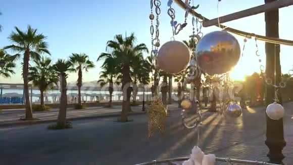 有棕榈背景和海洋的圣诞树视频的预览图