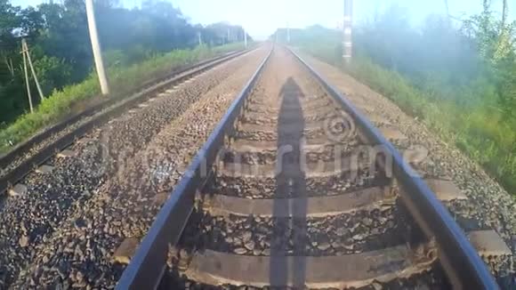 在铁路上行走的人的影子视频的预览图
