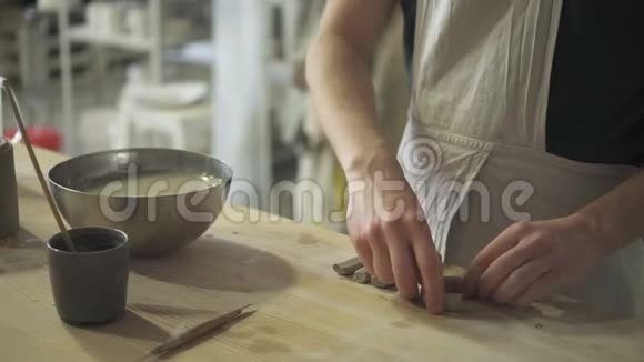年轻的陶工正在制陶车间的桌子上制作粘土细节视频的预览图