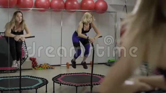 可爱的健身女孩在篮板上做运动视频的预览图