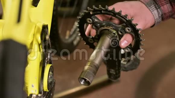 在修理自行车的车间中主油润滑踏板组件的轴以进行维护自行车视频的预览图