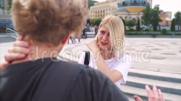 男人和女孩站在街上说话视频的预览图