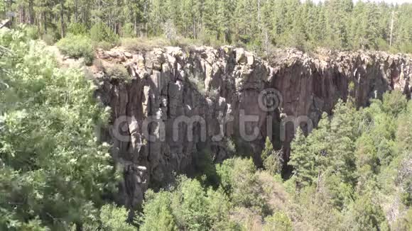 亚利桑那州橡树溪峡谷沿着橡树溪峡谷的墙壁的岩石悬崖视频的预览图