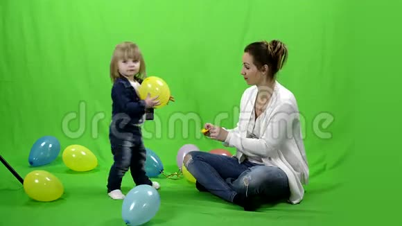 女孩和她的母亲和气球在绿色屏幕4kProRes42210bit视频的预览图